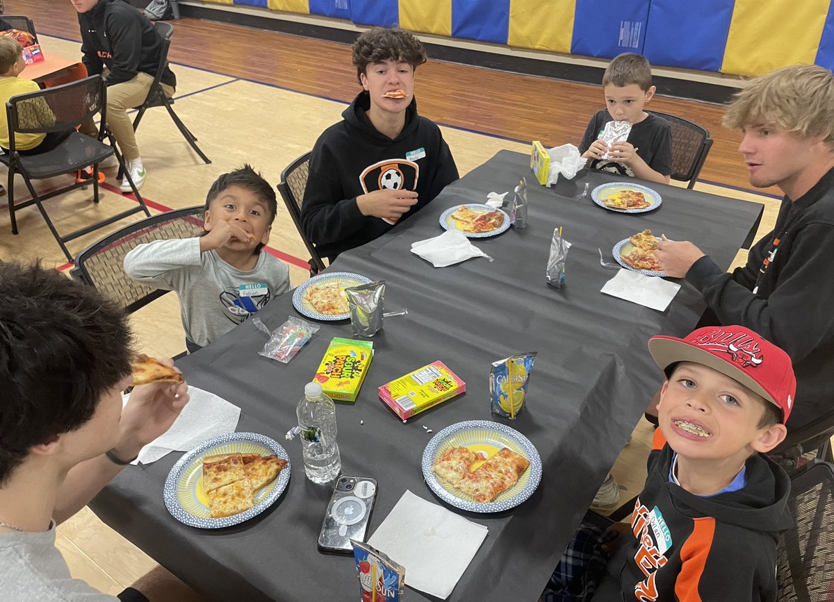 We had an absolute blast at our first ever Lunch With A Warrior end of the year celebration at Valley View Elementary School!

VV students earned points all semester long to save up for rewards, with the grand prize of getting to have lunch with a Warrior. 

#MakeYourMark