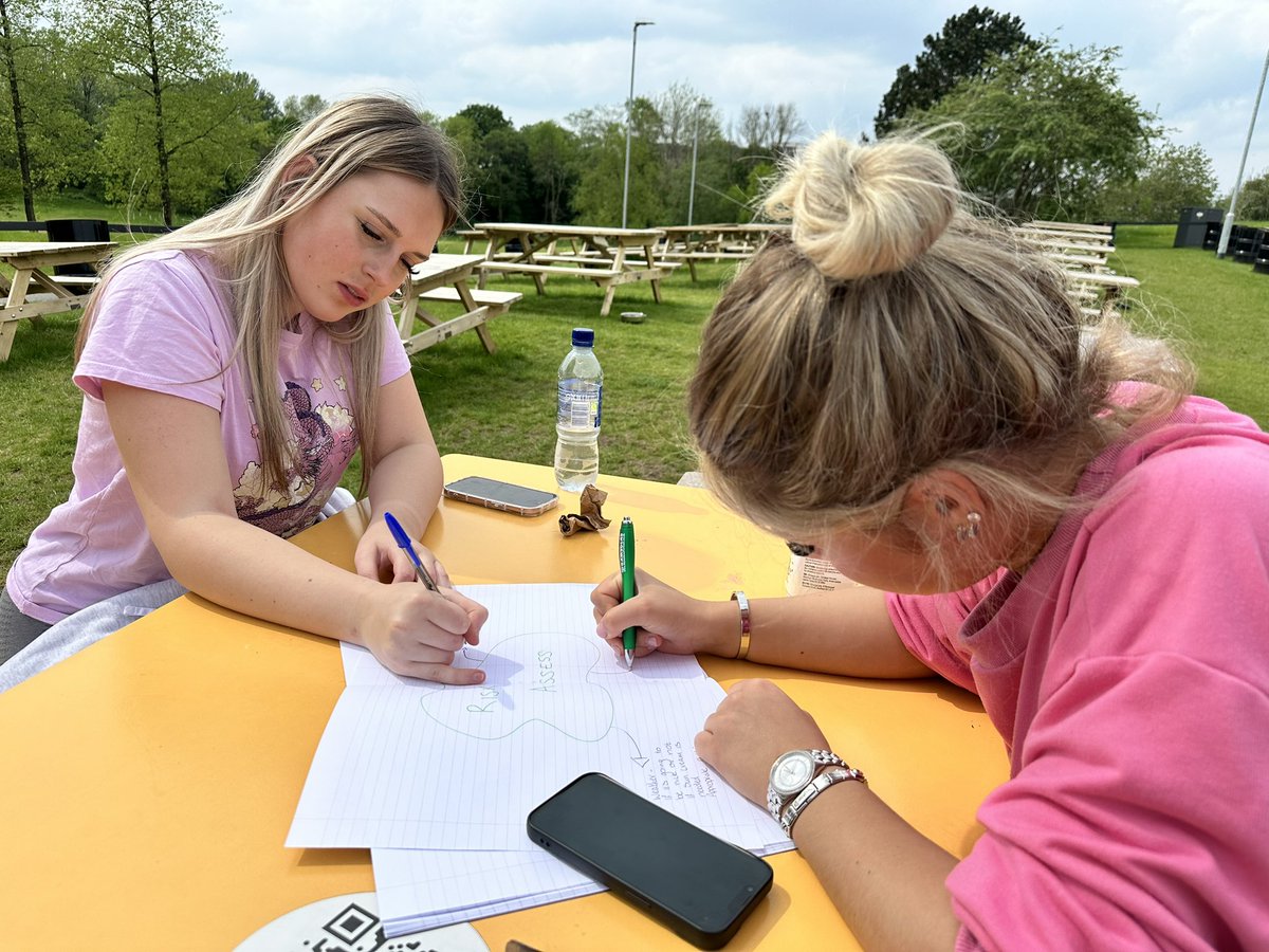 HeatherMunro8's tweet photo. When learning has no boundaries we use our surrounding environments to engage in reflection, planning, risk assessing, exploring #RLP #MentaHealthAwarenessWeek #MomentsForMovement @TIGERS_UK @apprentice_scot #connection benefits of outdoors experiential learning 😃☀️ https://t.co/xZmUoRex16