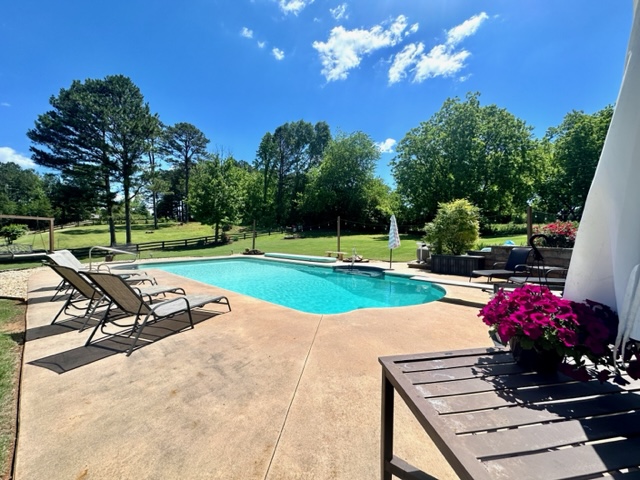 👉 Check this out! 😍 Beautiful Craftsman-style Home with Saltwater Pool! Located at 4004 Silverstone Dr, Braselton, GA 30517 📍 Cherokee Bluff School District Click here for more information and to request a private tour! ru4homes.com/idx/listing/GA…