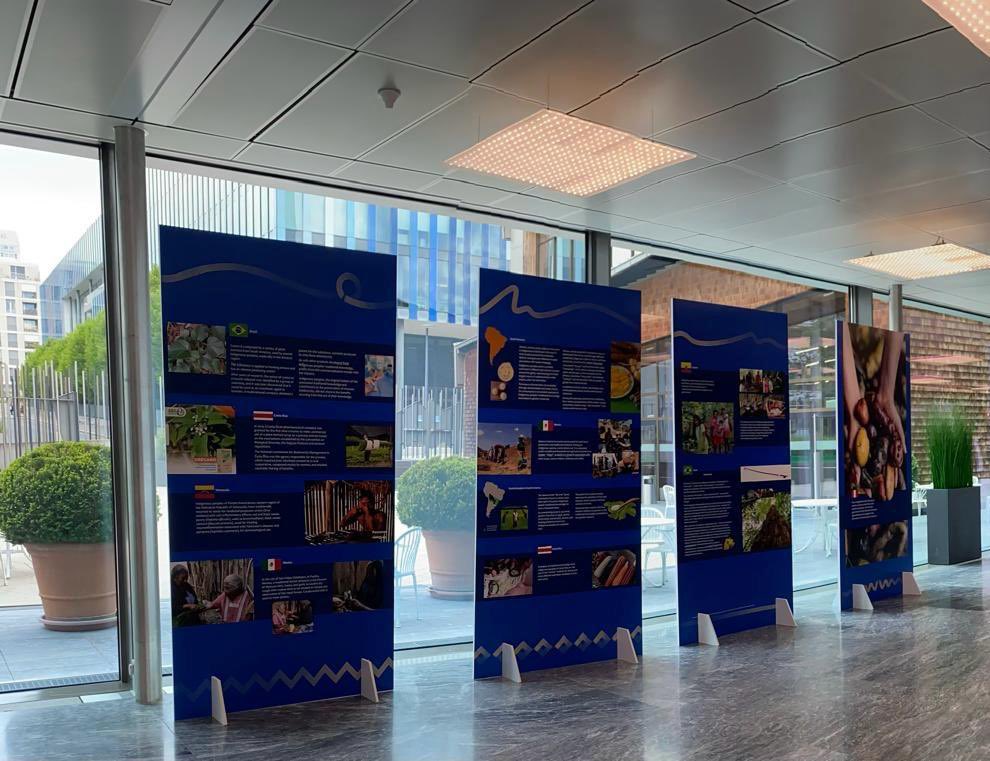 Se inauguró en @WIPO la exposición “Propiedad intelectual, recursos genéticos y conocimientos tradicionales asociados a los recursos genéticos”. #México 🇲🇽 estuvo presente con ejemplos de medicina tradicional y métodos tradicionales de siembra del maíz.