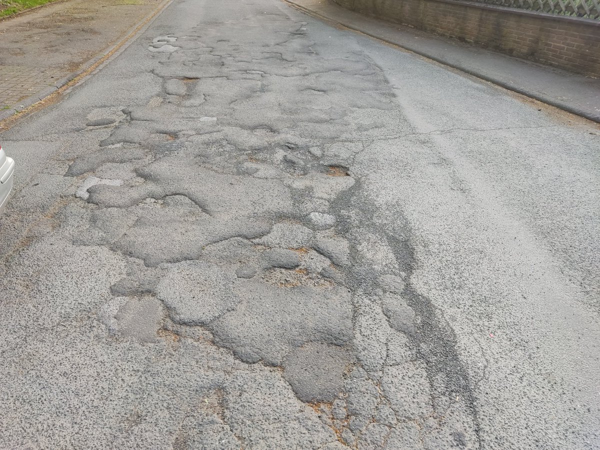 Unsere Kommune ist so Pleite, so sehen 60% der Straßen in unserer Stadt aus. Wenn die #Grundsteuer Reform 2025 greift, hauen alle diese Städte in die vollen!
 Danke #Altparteien