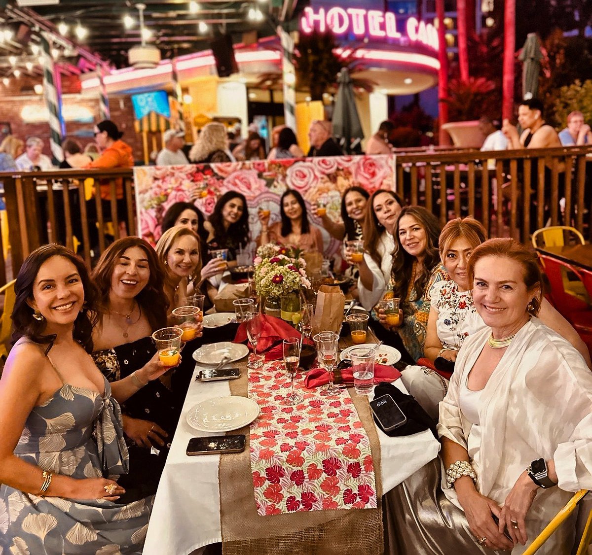 Champagne & Friends! 🥂👯
This is the way local moms celebrate Mother’s Day! 

•

Decorations by @thedelightlab ❤️

•
•

#vegas #lasvegas #lasvegashappyhour #vegashappyhour #lasvegasdrinks #vegasdrinks #vegasfood #lasvegasfood #vegasrestaurants #vegasrestaurant