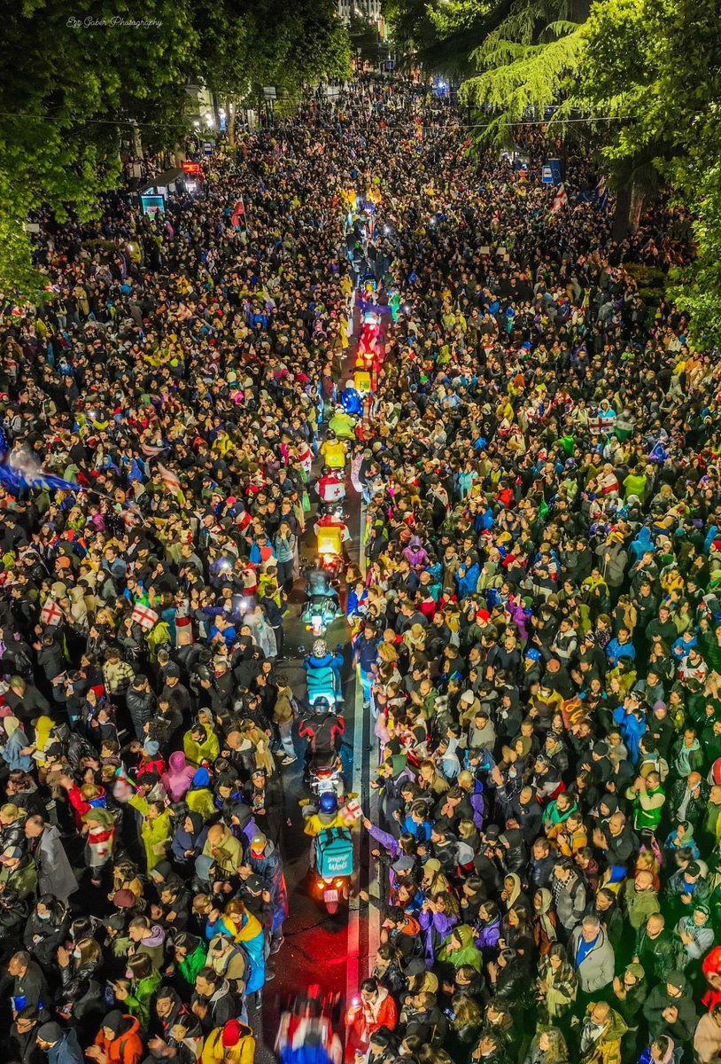 Protests continue after the government adopted foreign agents law. This is us today ♥️ #TbilisiProtests #Tbilisi #NoToRussianLaw