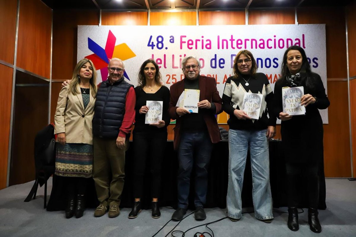 Ayer, en el homenaje a María Seoane, en la Feria del Libro, con Cecilia Fumagalli, Pablo Diaz, Vicente Muleiro, Ana Maria Careaga.
Cuánto la extrañamos!