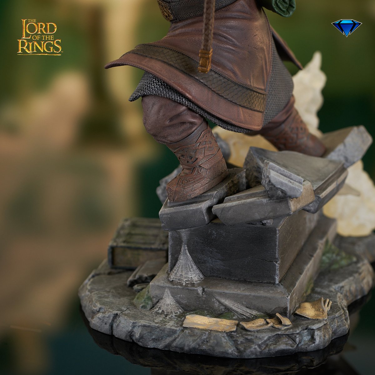 By the beard of Durin! ⚔️   With axe in hand and beard as fierce as the mountains, you can now pre-order the #Gimli Deluxe Gallery Diorama! bit.ly/GimliGallery 

#LOTR #Tolkien #LordOfTheRings #CollectDST #DiamondSelectToys