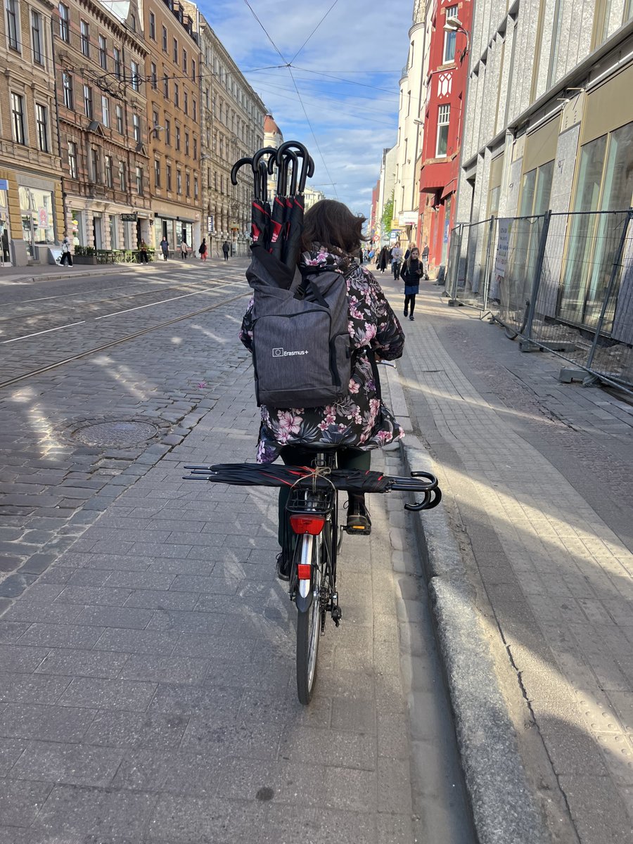 Lietussargi nekad nav par daudz braucot ar velo! ☔️