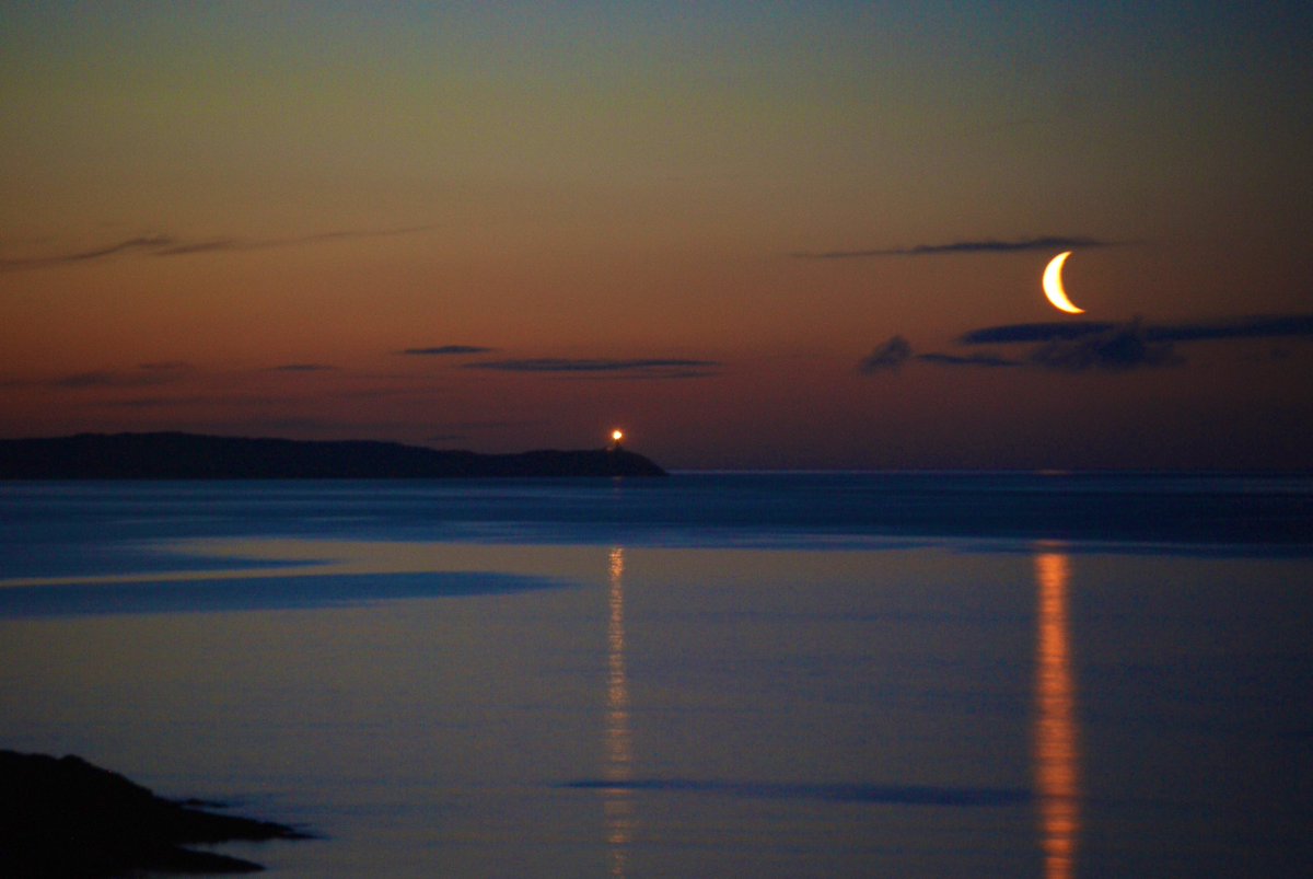 “Shine bright like a diamond…🎶🌜✨”. Both the Crescent Moon (21%) & The Old Head of #Kinsale Lighthouse propel ‘powerful paths of light’ along #Courtmacsherry Bay towards the shoreline of Broadstrand beach in #WestCork , #Ireland at dawn! 🤩🥰🌙🌊💡🏠🌅✨❤️ #crescentmoon