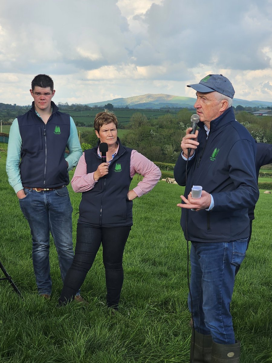 Grass smiles and laughs through the huge crowd at this evenings #igasheep event in Donegal sponsored by @MullinahoneCoop