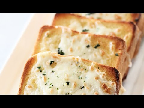 Garlic bread recipe | Cheesy garlic bread by Sammy #sammyfood #garlicbread diningandcooking.com/1388858/garlic… #American #AmericanRecipes #GarlicBreadRecipe #RecipeVideos #Recipes