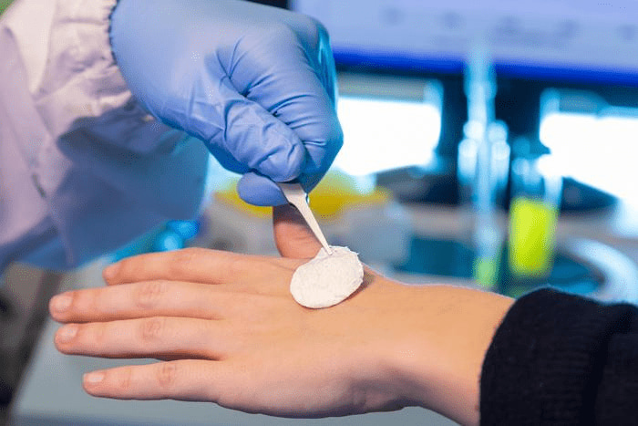 #Innovation #Science #SkinHealth #SustainableHealing
Plant-based bandage for burn wounds

Research has developed a biocompatible bandage made of plant-based materials that, loaded with vitamin C, can accelerate the healing process of burn wounds.

Details: durl.ca/V91fj