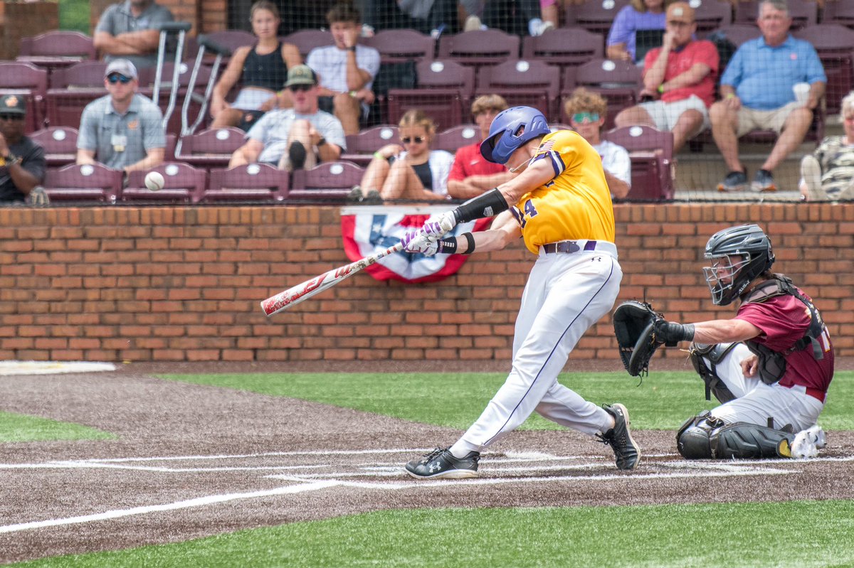 LSUEBengalsBSB's tweet photo. Bennett Goes Bye-Bye

Bennett Clement launches a towering three-run home run to help LSUE regain the lead in the fifth.

LSU Eunice 4, Jones 1  mid 6

#DDCS
#GeauxBengals https://t.co/WhD149VaO5