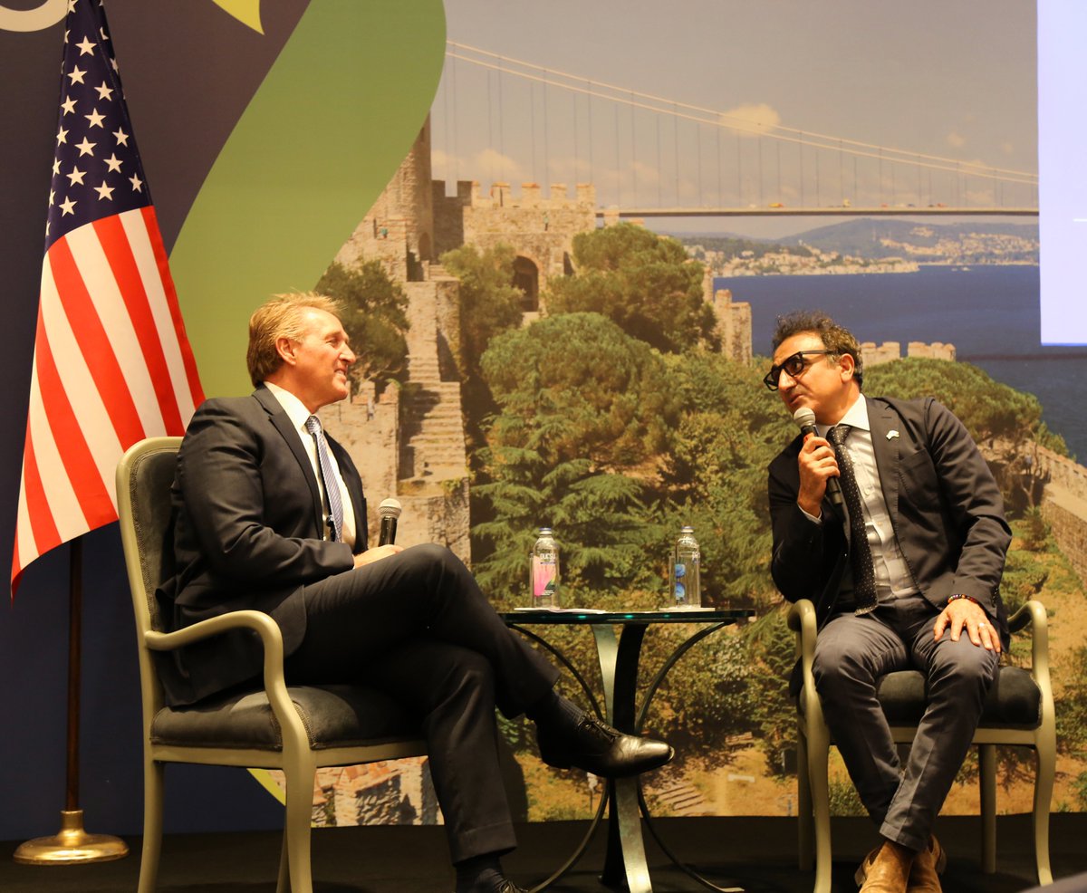 #BüyükelçiFlake, #tradewinds2024'ün bir oturumunda bir araya geldiği ABD-Türkiye İş Konseyi Başkanı ve @Chobani CEO'su @HamdiUlukaya ile samimi bir sohbet geçekleştirdi.

Ulukaya'nın Türkiye'nin Erzincan ilinden Amerika Birleşik Devletleri'ne uzanan yolculuğu hepimize ilham
