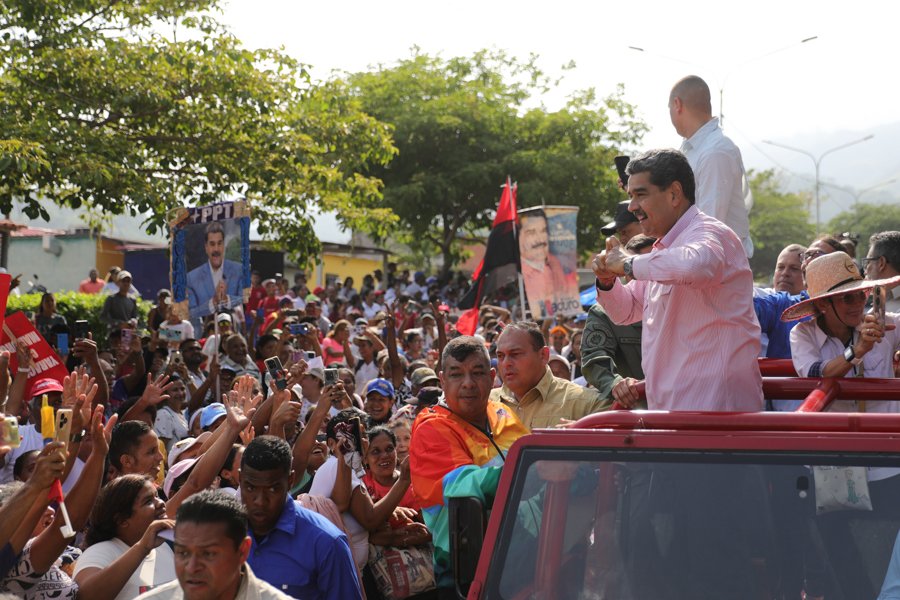 #Pueblo Presidente Maduro recibió afectuosa bienvenida del pueblo de Cocorote shorturl.at/aLX35