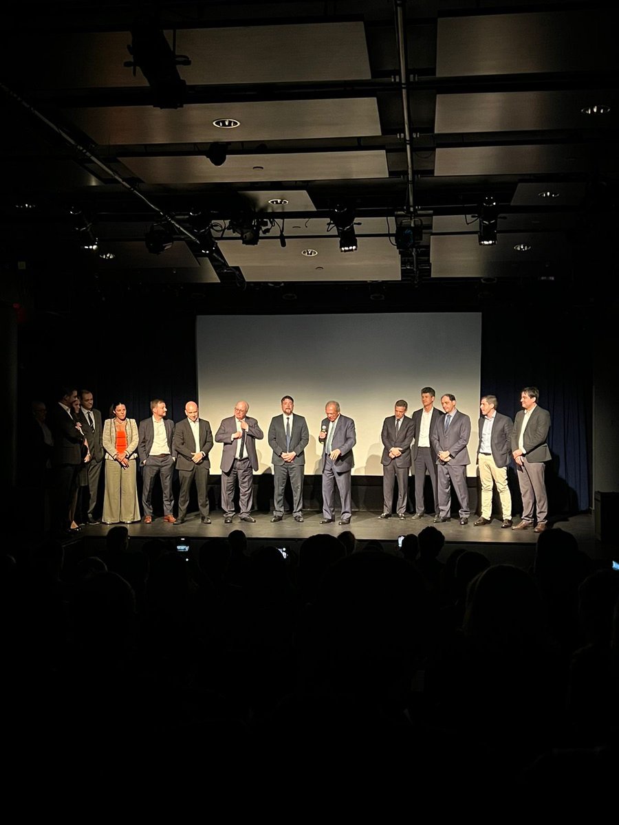 Emocionante ver o time reunido novamente! Fiquei emocionado aqui, passou um filme na minha cabeça. Parabéns pessoal! Uma pena não ter conseguido estar aí com vocês. Estreia do filme “O Caminho da Prosperidade” em Nova York. Deus abençoe nosso país🙏🇧🇷