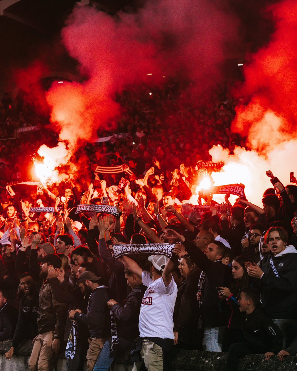 𝐔𝐧𝐞 𝐬𝐨𝐢𝐫𝐞́𝐞 𝐞́𝐭𝐨𝐢𝐥𝐞́𝐞 ✨ 🏟️ Fêter les 100 ans du Parc Lescure ne pouvait se dérouler autrement. Des légendes au rendez-vous tout comme le Stade Chaban-Delmas, plein à craquer. ⚽️ La Team @girondins s’est imposée face au @VarietesCF (5-3), la magie a opéré. 💸