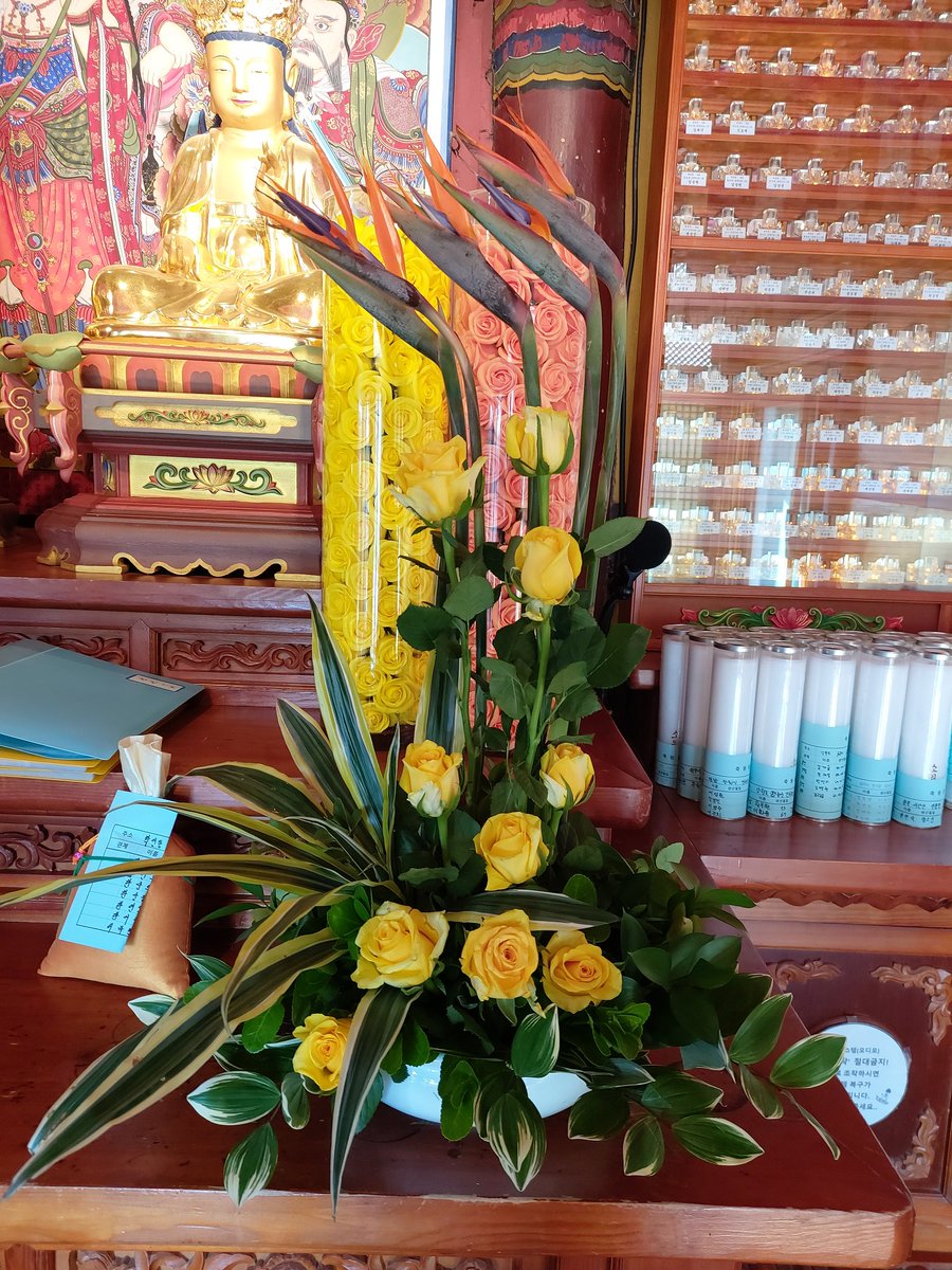 우리절 대웅전 석가탄신일 꽃장식
법당엔 극락조가 참 잘어울리는듯 합니다^^
봉축 석가탄신일