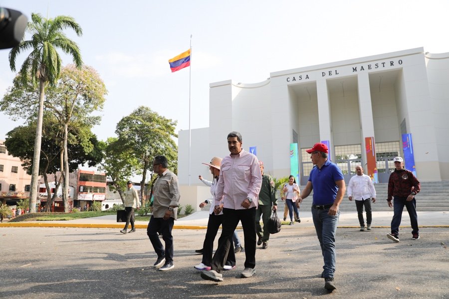 #Ahora Pdte. @NicolasMaduro: Cagua cuenta hoy con la entrega, de paquete, de la UENB Ciudad Jardín. ¡Saludos a todos los jóvenes estudiantes de Aragua! #14May #VenezuelaVaPaArriba