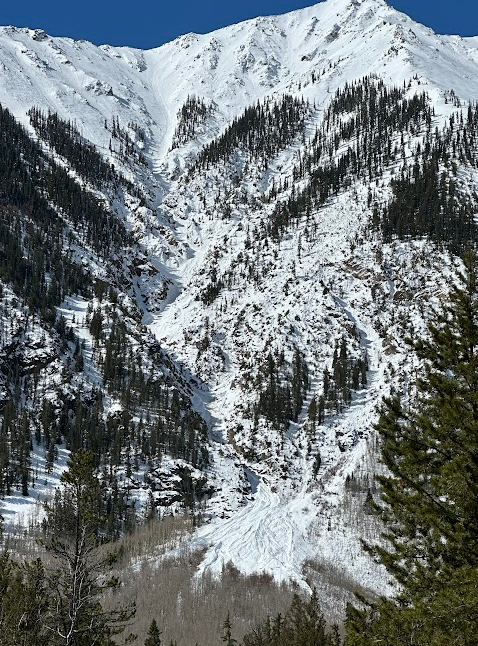 #CAICsmountains LOW(1of5) Start and end early. If the sun pops out from the clouds avoid being on or under steep slopes that appear white. Brief periods of sun could rapidly change the danger. Roller balls and sinking into wet snow are warning signs. colorado.gov/avalanche
