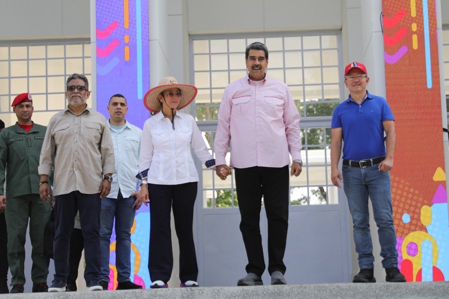 #Ahora Pdte. @NicolasMaduro: Mañana miércoles #15May vamos a celebrar por primera vez el Día de la Familia, tenemos que levantar los valores y la unión familiar. #14May #VenezuelaVaPaArriba