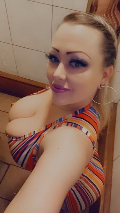 When life gives me lemons, I try to make eye contact with you 🍋😉#curvywoman #bbwselfie #bbwgoddess #fat<a href="/tag/beautiful"class="tags"><span>#beautiful</span></a><a href="/tag/loveyourself"class="tags"><span>#loveyourself</span></a><a href="/tag/fat"class="tags"><span>#fat</span></a><a href="/tag/belly"class="tags"><span>#belly</span></a><a href="/tag/bigbelly"class="tags"><span>#bigbelly</span></a>