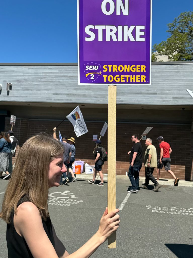 Great to join Cascadia workers on the picket line as they push for fair wages. Thank you to @seiulocal2can and all the unions who came out fighting for a fair deal and a livable wage. New Democrats will always stand in solidarity with workers and the labour movement!