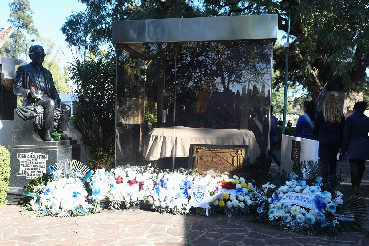 🔵 En el 55º aniversario del fallecimiento de José Amalfitani, se llevó a cabo un nuevo acto en el Cementerio de la Chacarita, donde descansan los restos del hombre fundamental en la historia del Club de sus amores. 👨🏻‍💻 velez.com.ar/club/notas/202…