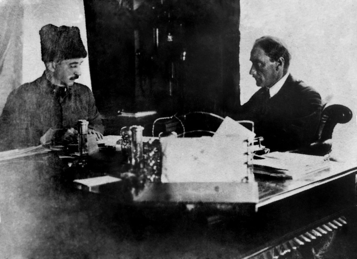 #TarihteBugün 📅
Mustafa Kemal Paşa'nın, askerî durum hakkında Hâkimiyet-i Milliye gazetesi muhabirine demeci. (15 Mayıs 1921)

'...Millî ordunun hazırlığı mükemmel, manevî kuvveti yüksek ve azmi her zamankinden sağlamdır.'