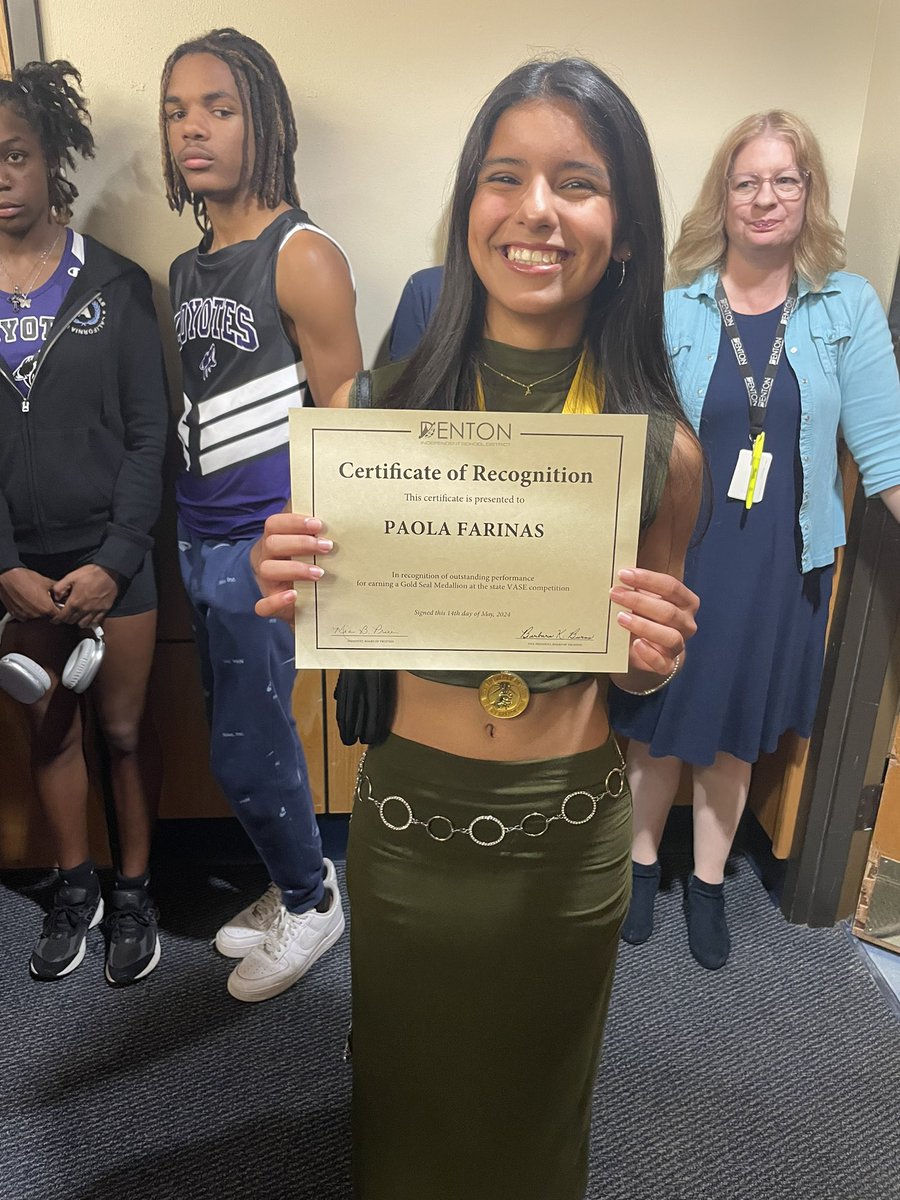 Both Kailyn Head and Paola Farinas were recognized by the School Board today! Kailyn for her gold winning performance in the 300 Hurdles at State and Paola for earning gold for her artwork at the State Vase competition! Congrats! @DentonISDSports @DRHSVB @dentonisd