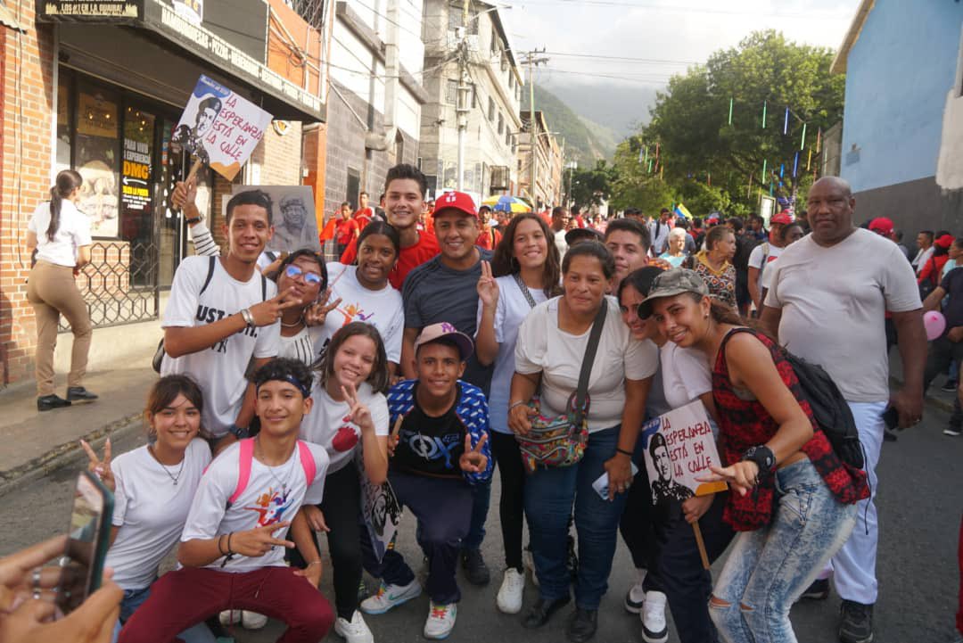 Acompañamos a la Vicepresidenta @delcyrodriguezv y al Gobernador @Jateranoficial y al pueblo de La Guaira a una hermosa movilización en las calles de Maiquetía. ¡En cada rostro de nuestro pueblo está Chávez guiando nuestro camino! ¡Este #28Jul vamos todos con @NicolasMaduro! 🇻🇪