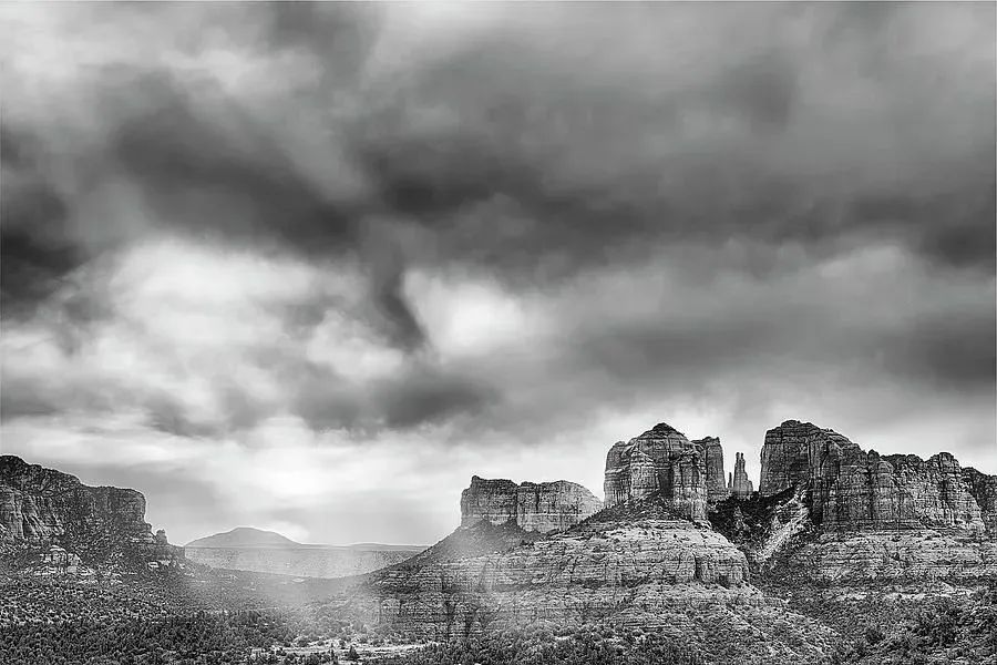 Photographed in Sedona, Arizona buff.ly/4dsY9xC #wallart #artlovers #landscapelovers #photography #sedona #Arizona #love #blackandwhitephotography #artwork #naturelover #blackandwhitebeauty #blackandwhite #artworks #amexsimonmalls #PhotographyIsArt #homedecor