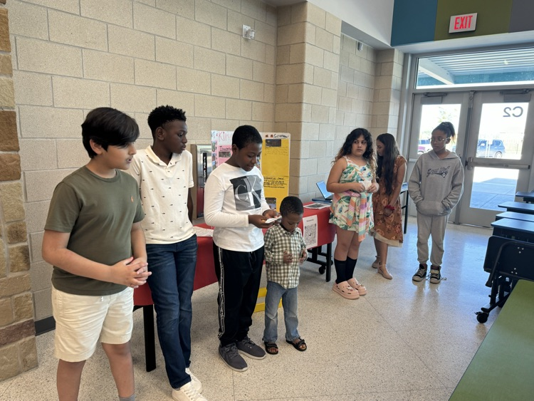 NicholsMock's tweet photo. We had a wonderful turnout tonight for our GT showcase! Our students did a wonderful job presenting their projects! https://t.co/5cAm1xyc6K