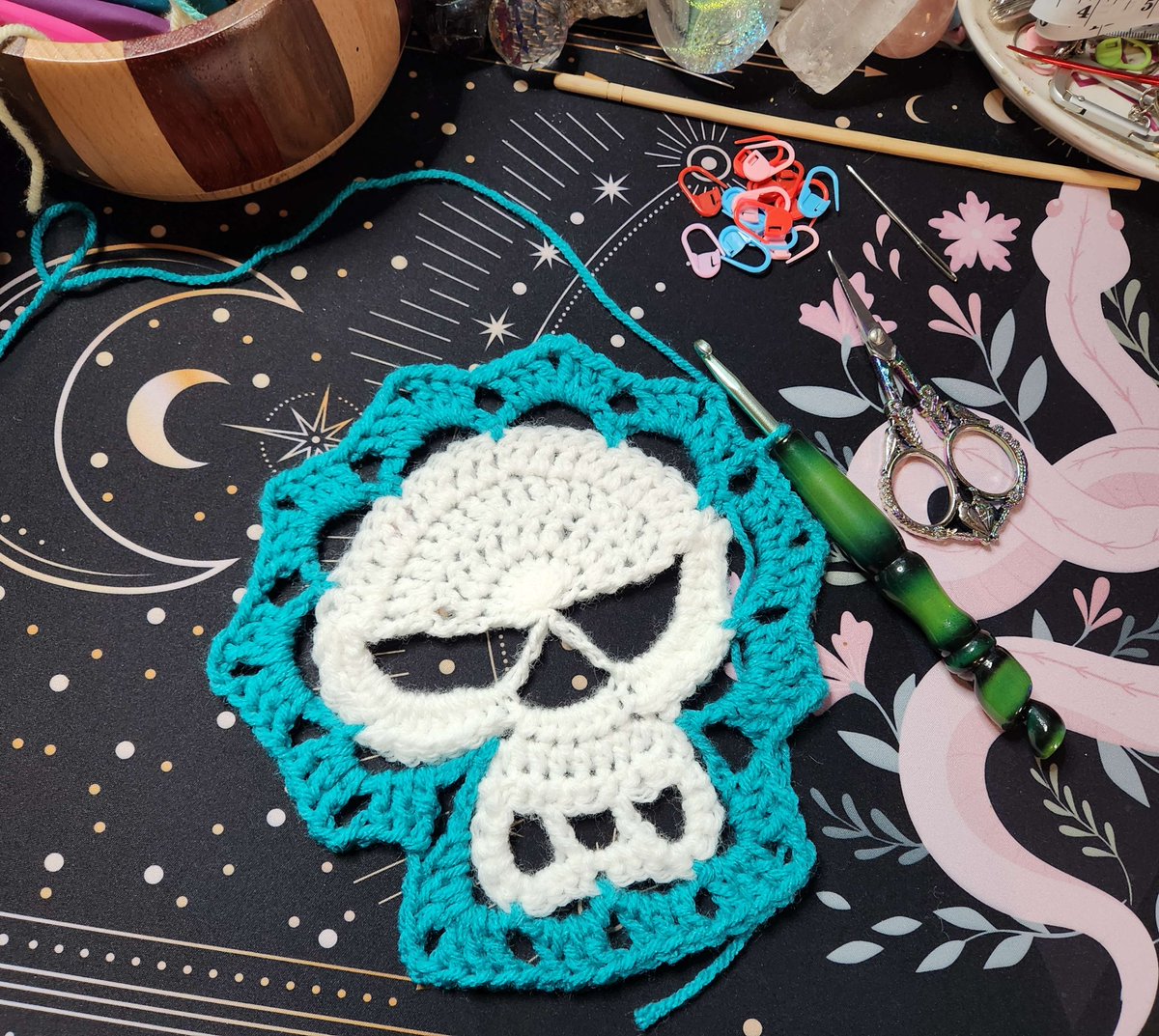 Yup this one is gonna be badass!! Doing a test for Simply Hooked and loving her new design!! I can see this one being a BIG Hit!!

I hope your tacos taste good this Tuesday!!

#crochet #handmade #kofiseller #skulls #festivalwear #spooky