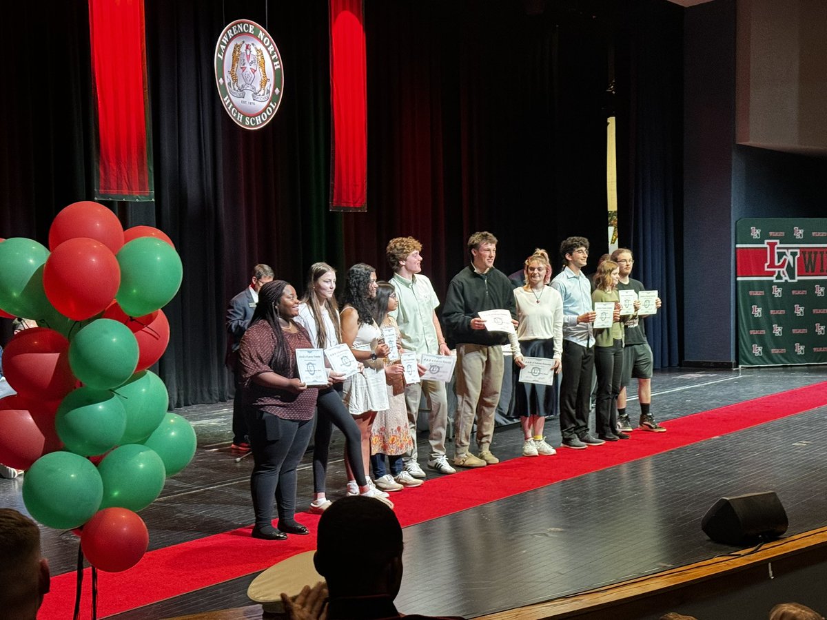 It’s a pleasure to present the superintendent’s award to those @LNHSwildcats students in grades 10, 11, and 12 who have earned straight A’s for the first 3 quarters of the academic school year. #LTpride #GoCats