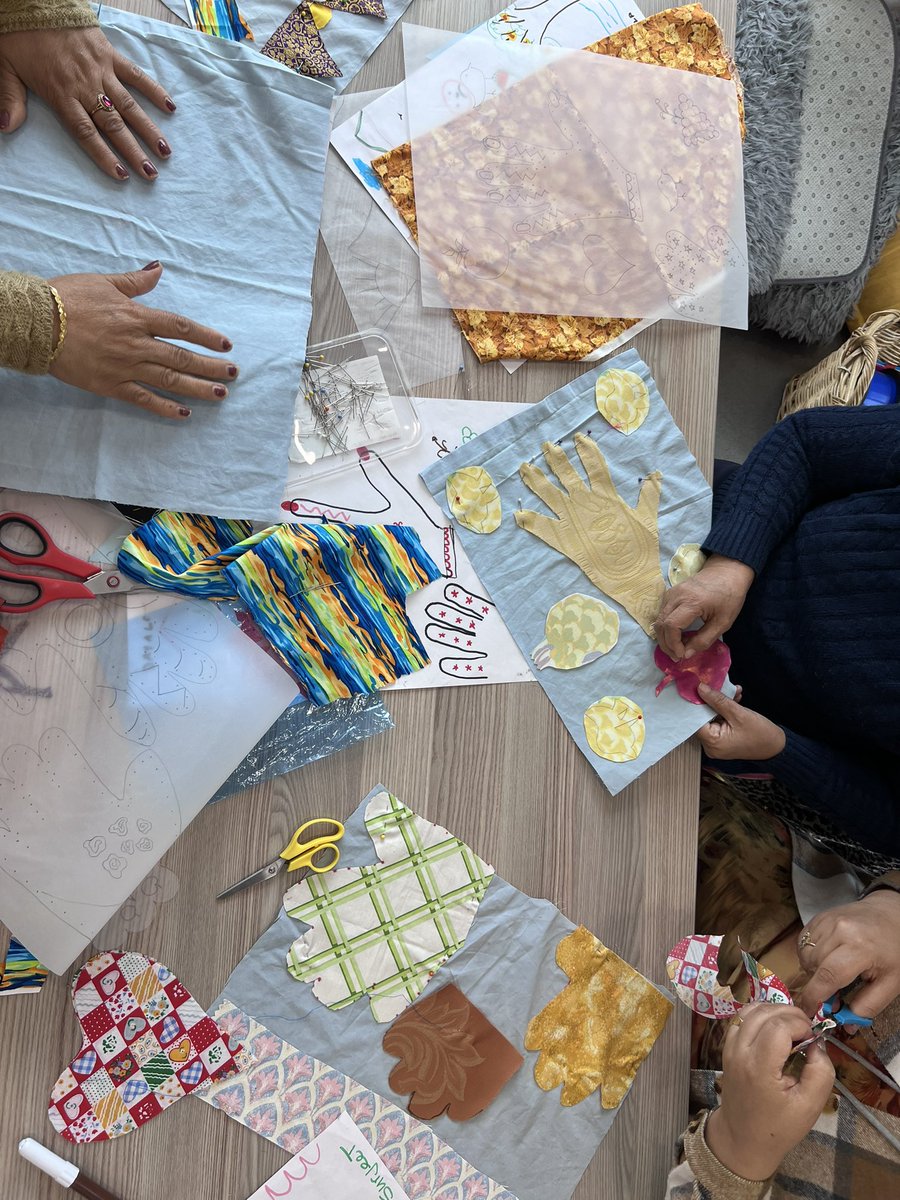 Exciting times at the Refugee Hub! Our Artistic Director Ray led a creative workshop today, crafting designs with families for a stunning hanging art piece. Stay tuned for updates! @hf_cc @LeapLambeth @Thriving_Stock @Stockwell_Pship #CommunityArt #RefugeeHub #CreativeWorkshop 🖌️