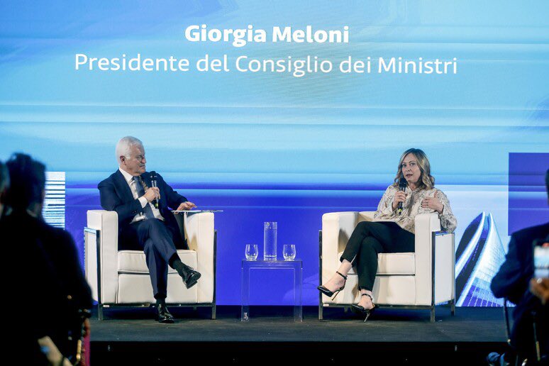 Anche oggi la Meloni si è fatta intervistare da un suo cameriere…