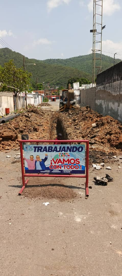 Avanzan este #14Mayo los trabajos para la sustitución de 35 metros de tubería de 10' aproximados, en la calle 58 de la Urb. La Sorpresa parroquia Juan José Flores, atención 1X10 del Buen Gobierno, Gracias @NicolasMaduro @rafaellacava10 @JCbetancourt72 #VenezuelaVaPaArriba
