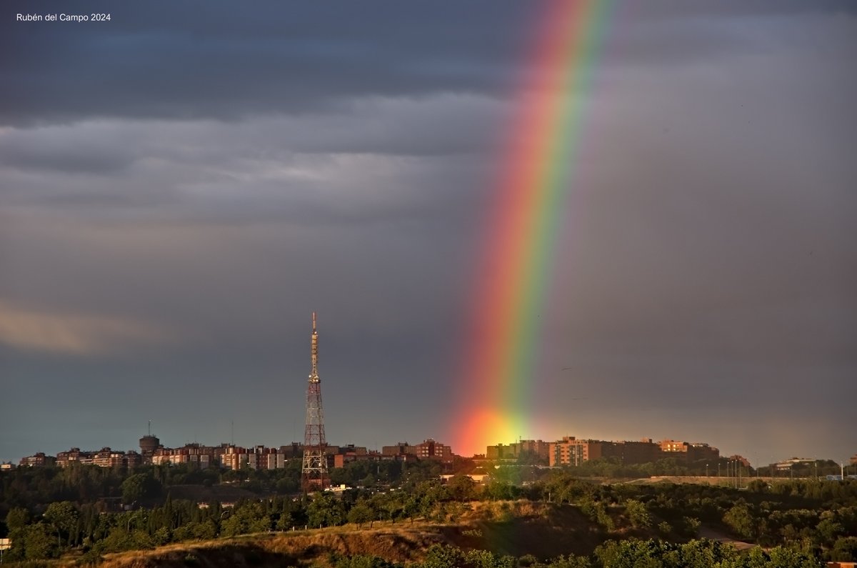 Un chubasco a última hora de la tarde del martes generaba este #arcoíris en #Madrid