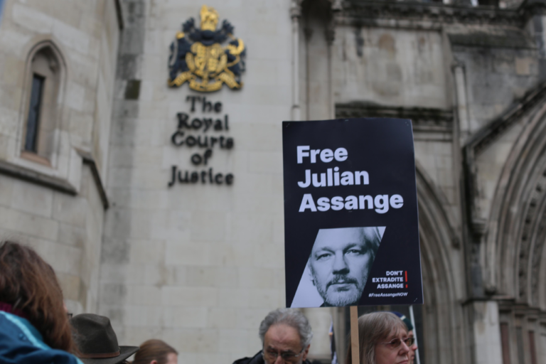 Background ahead of Monday's hearing in London -- the defense will explain to the court that U.S. 'assurances' cannot be trusted. A promise that Assange can 'seek to rely on the First Amendment' does not promise that he can rely on the First Amendment. assangedefense.org/hearing-covera…