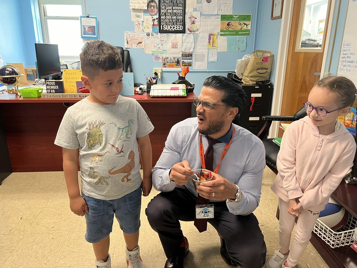 Our Kindergarten classes are doing an alphabet countdown until the last day of school. Today was “E,” for Earth Day. They brought @jchuy15 a Cup of Dirt to try. #LeadByExample