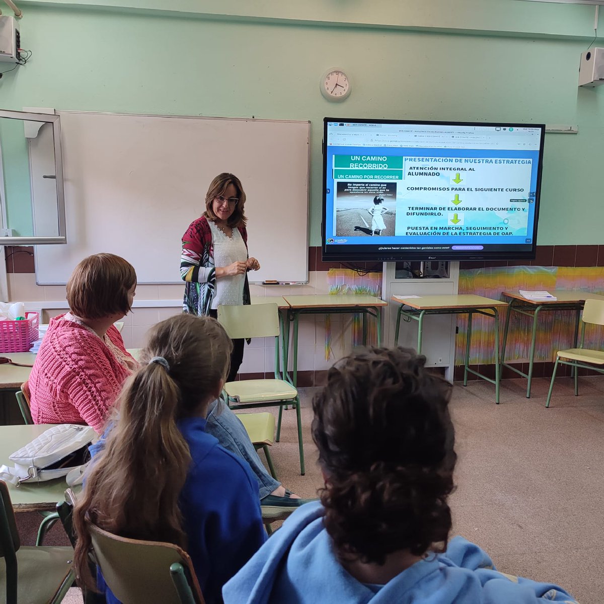 Esta tarde hemos tenido el tercer comité Xcelence. Hemos seguido trabajando en la elaboración de la nueva estrategia académico-profesional que queremos para nuestro centro. Ha sido muy enriquecedor poder trabajar en equipo: familias, alumnos y profesores.