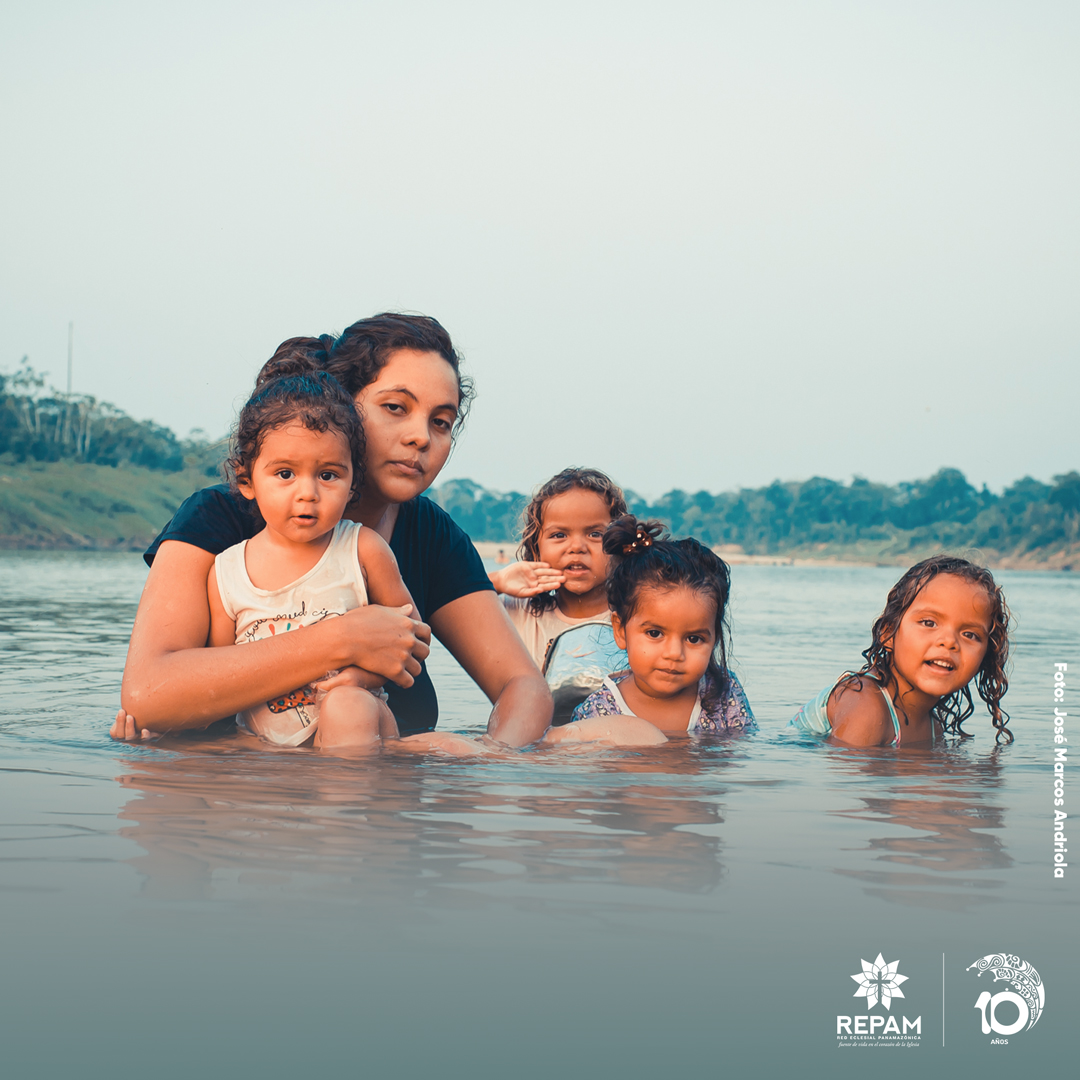 repam_amazonia's tweet image. 🙌 “No basta reiterar el valor y la importancia de la doctrina, si no nos convertimos en guardianes de la belleza de la familia y cuidamos con compasión su fragilidad y sus heridas” (Papa Francisco).

.
.
.
.
#familias #REPAM #PapaFrancisco #ONU #REPAM10AÑOS