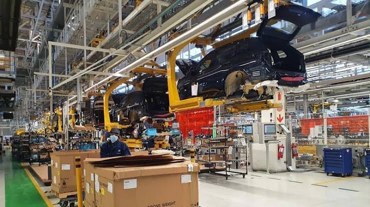 The #SouthAfrican🇿🇦 automotive industry achieved a record level of vehicle exports in 2023. Over 399 594 vehicles were exported from a  production of 633 332. The industry generated R270.8 billion in revenue from vehicle & component exports (a 19.1% growth compared to 2022).…
