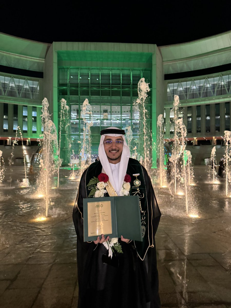 Beialy_88's tweet photo. {وَآخِرُ دَعْوَاهُمْ أَنِ الْحَمْدُ لِلَّهِ رَبِّ الْعَالَمِينَ} 
الحمدلله تم تخرجي من جامعة الملك سعود بن عبدالعزيز للعلوم الصحية بدرجة البكالوريوس مع مرتبة الشرف الأولى من قسم العلاج التنفسي 🤍🎓
شكرا لأهلي الداعم الأول دائماً في كل رحلة، ماوصلت لهذا المكان لولا الله ثم هم🤍 https://t.co/wwSuO8kwDZ