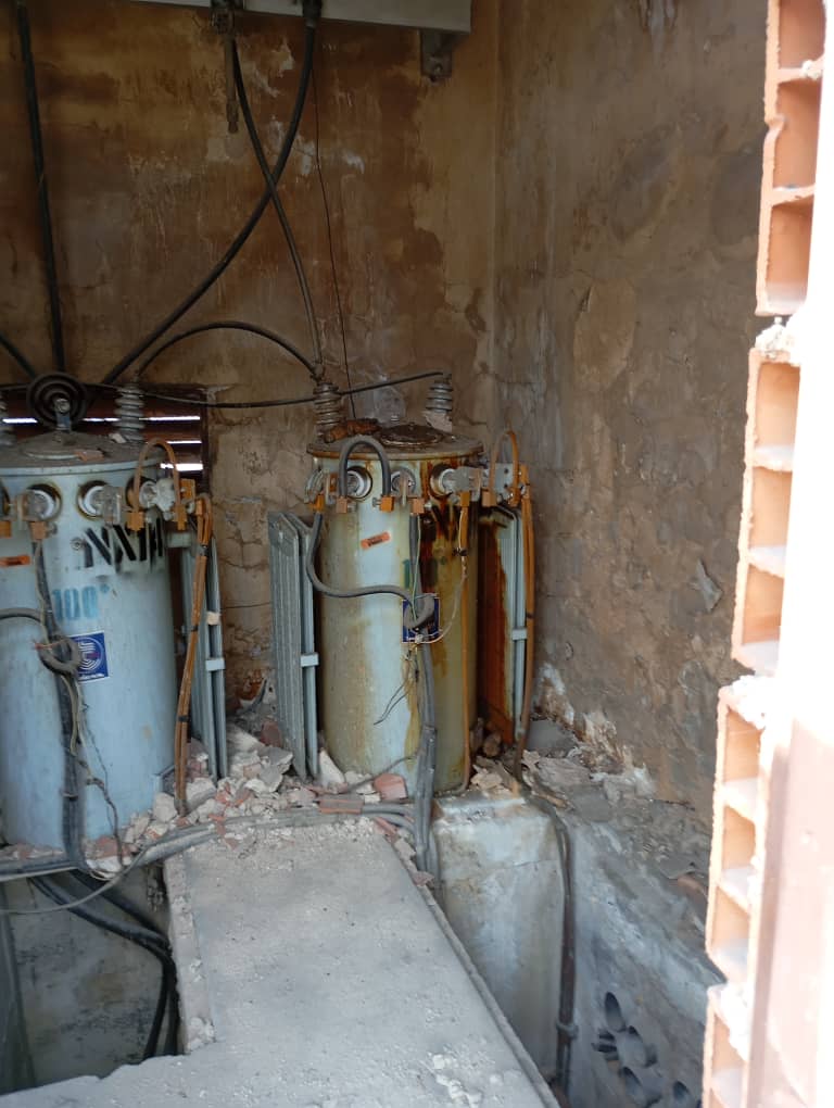 krnrynchrls's tweet photo. @CorpoelecInfo @mppeevzla @rafaellacava10  esto es en el Edificio Géminis 10, tenemos desde las 6am sin luz debido a un fuerte apagón! Uno de los transformadores parece estar botando aceite! https://t.co/Yh5rHoZkXJ