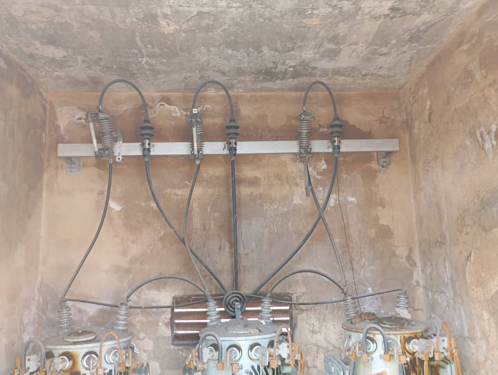 krnrynchrls's tweet photo. @CorpoelecInfo @mppeevzla @rafaellacava10  esto es en el Edificio Géminis 10, tenemos desde las 6am sin luz debido a un fuerte apagón! Uno de los transformadores parece estar botando aceite! https://t.co/Yh5rHoZkXJ