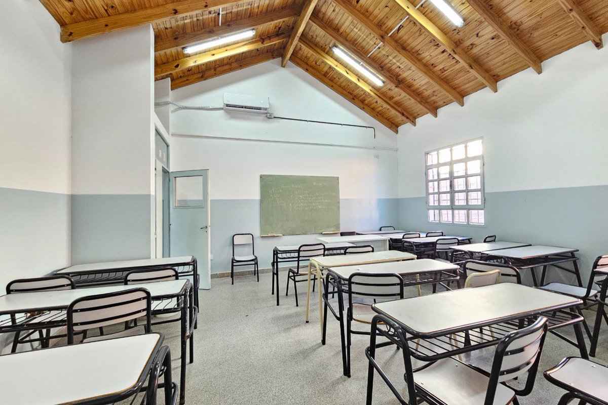 Más infraestructura, derechos y protección en #LaPlata 📍

🚸 El gobernador <a href="/Kicillofok/">Axel Kicillof</a> recorrió la puesta en valor del edificio de la EES Nº22 del barrio San Carlos que se reconstruyó después de un incendio.