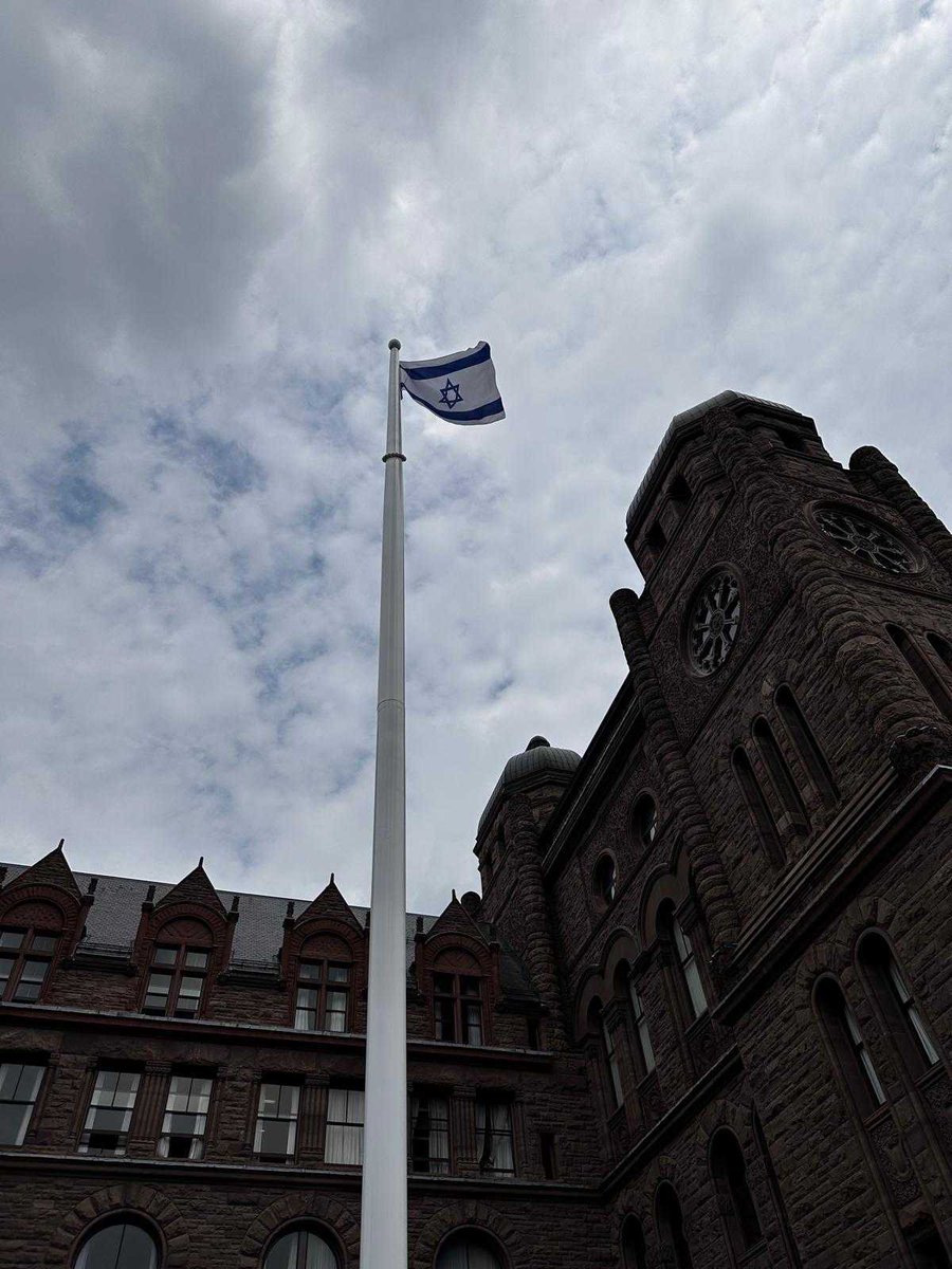 The Yom Ha'atzmaut celebration continued at Queens Park where @ONgov hosted their Israeli Flag Raising Ceremony. Great to see support from members of all levels of government today. #YomHaatzmaut