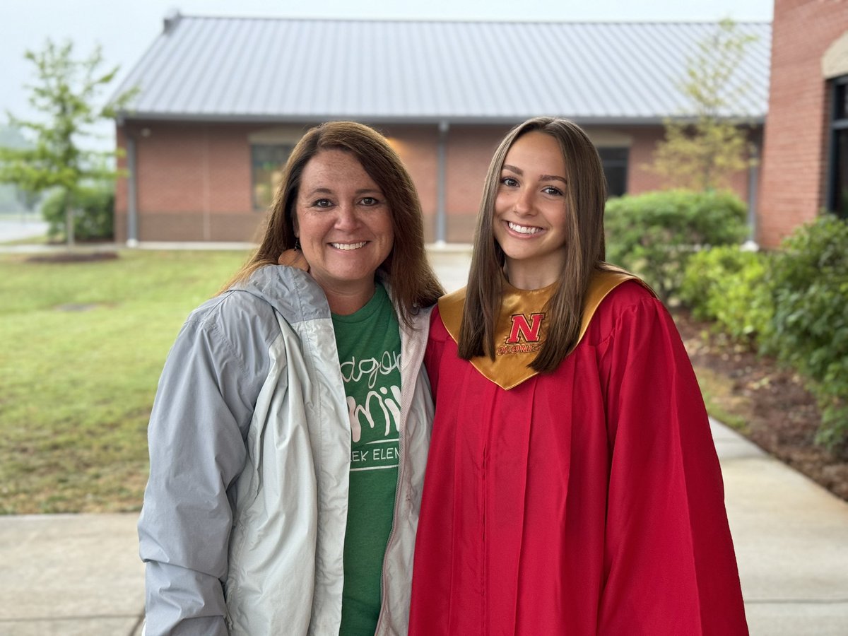 DcesDragons's tweet image. Dragon Mamas and their Grads at DCES Car Riders! 💚Class of 2024 💚
We love these mamas and their sweet babies! Congrats, Grads! #NOHS #Classof2024 @oconeecoschools