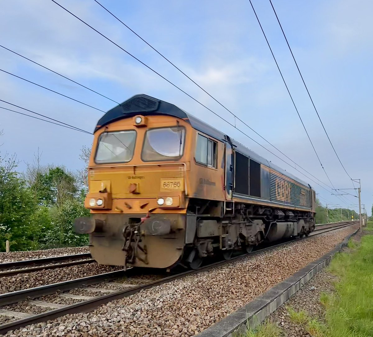 66760 at Crofton on this evenings 0Z22 Doncaster - Wrenthorpe #class66