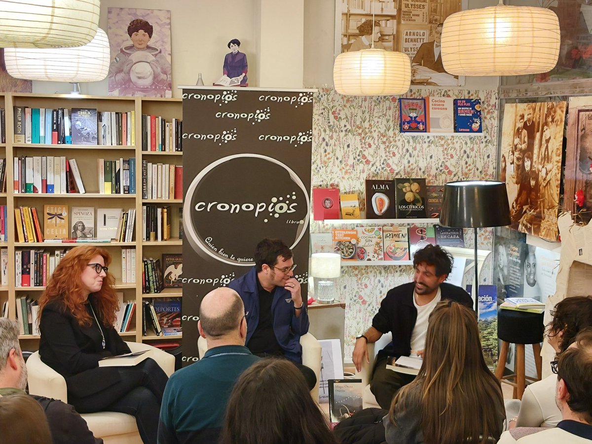 Presentación de Orquesta de @MiquiOtero en @CronopiosLibro. Poucas veces unha presentación  deixa tantas ganas de ler un libro.
@xpgigirey @bibianacandia @AlfaguaraES